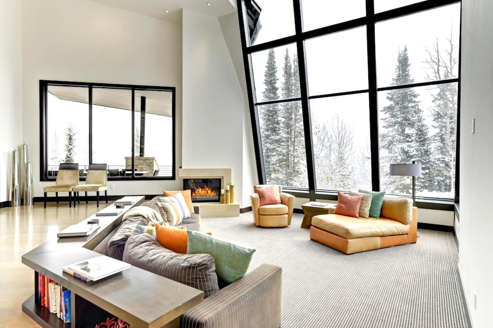 KBM Resorts Walk to Slopes, Sports Court, Private Home Theater, Sleeps 17, Outdoor Hot Tub Pco-184m