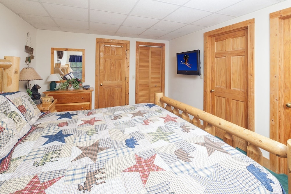 Er65 - Eagles Point - Great Location. Close To All The Action! 2 Bedroom Cabin by RedAwning view 4