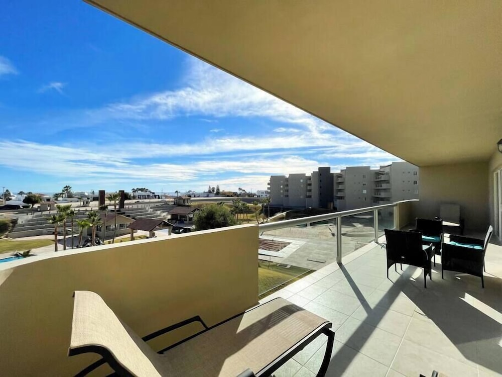 Admire Sea View From a Stunning Condo