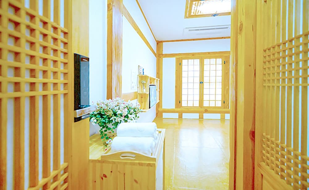Lee Ga Hanok