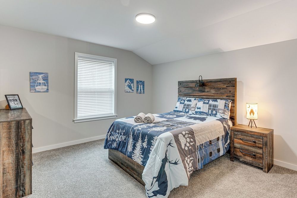 Lake & Pool Access: Poconos Family Getaway!