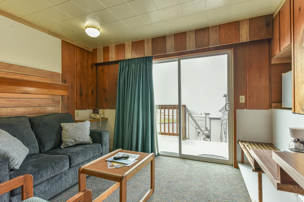 Sunset Oceanfront Lodging