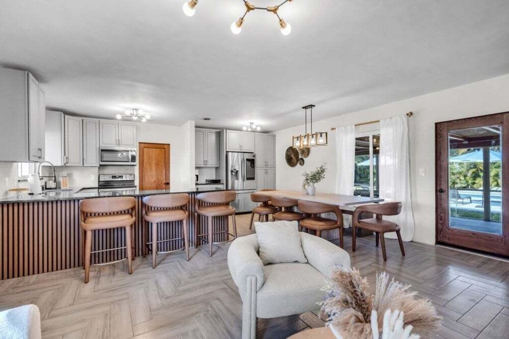 4br Biscayne River Home: Pool & Pickleball Fun 4 Bedroom Home