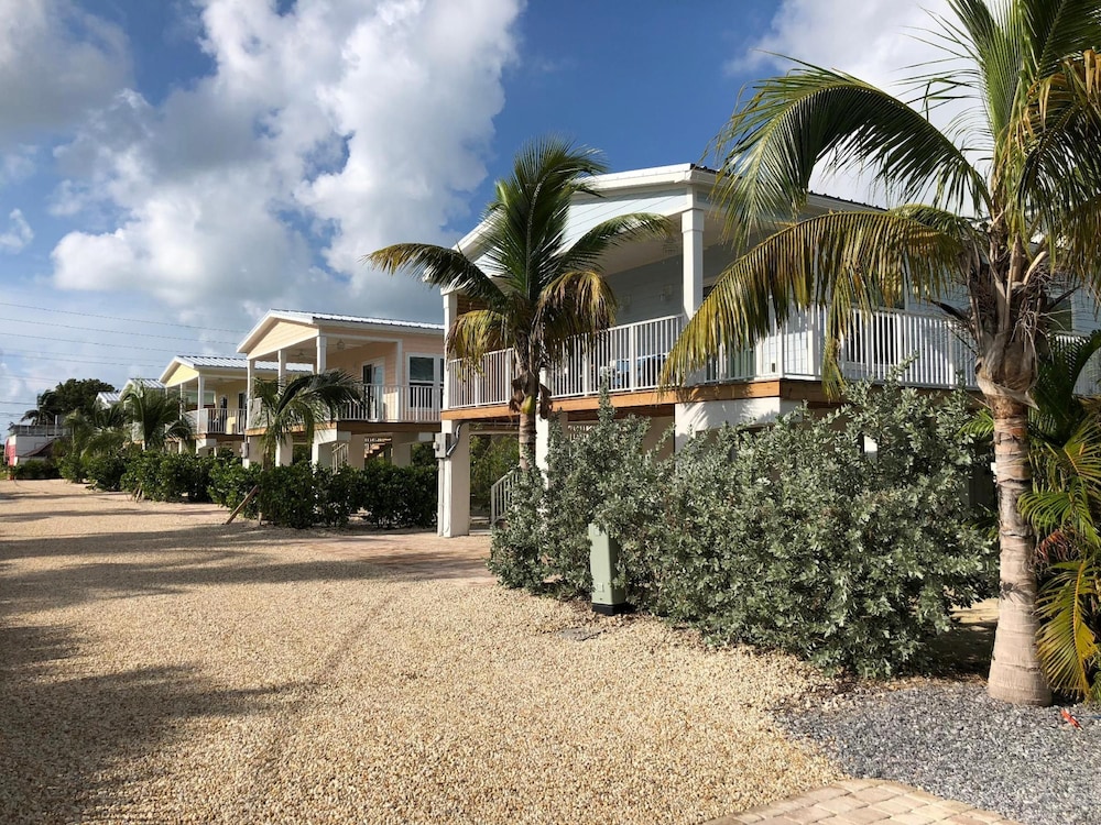 5 Beautiful 4 Bed 3 Bath Pool Home w Free Dock view 3