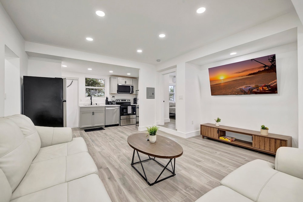 2BR 1BA off Las Olas Steps to Beach