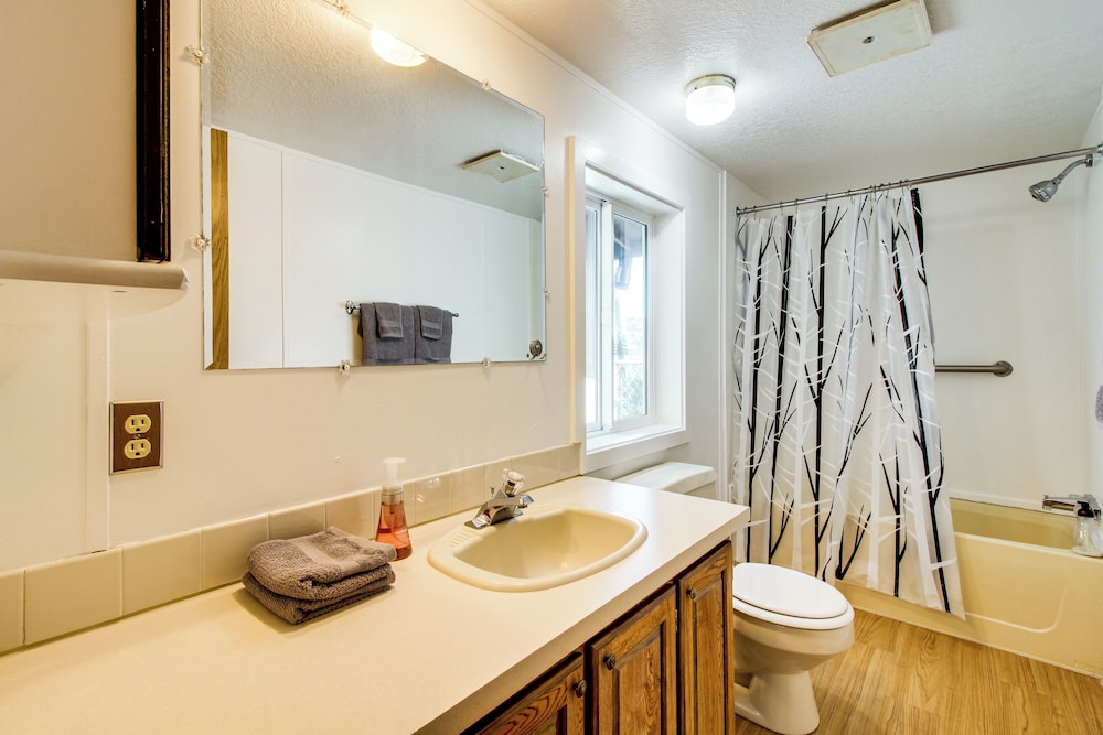 Quiet Lakefront Retreat < 2 Mi to Heceta Beach!