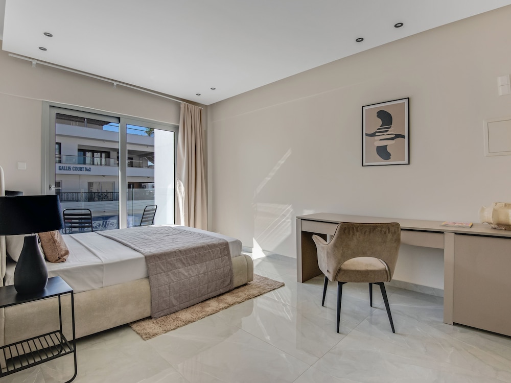 Sanders Crystal - Dreamy 3-bdr Apt w Balconies view 2