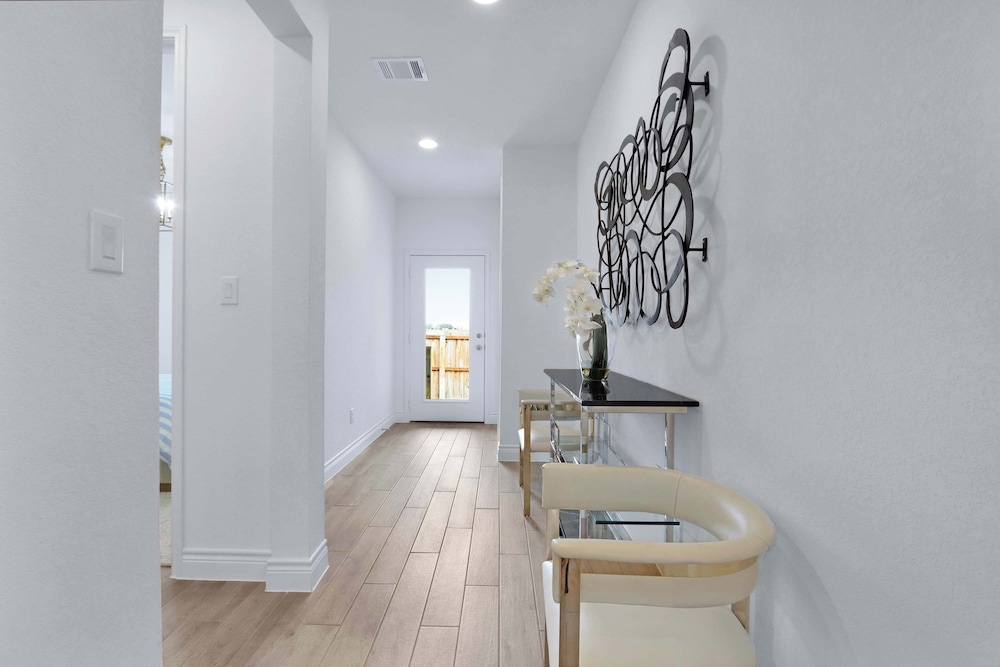 Legacy Haus Modern Stay for 8!