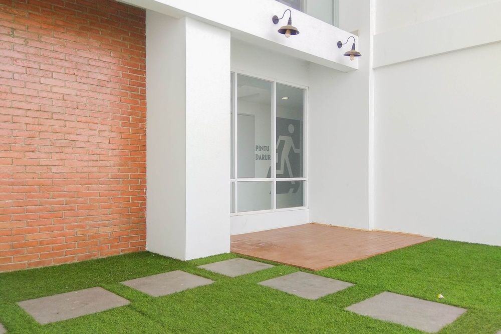 Modern And Comfy Studio Apartment At Patraland Urbano view 2