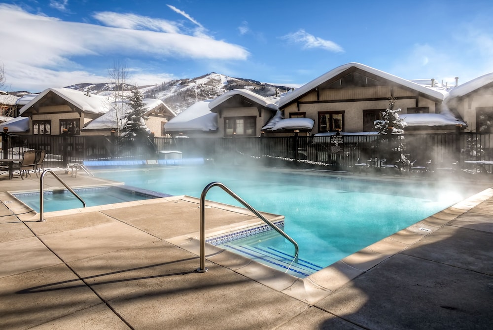 Eagle Ridge Lodge and Townhomes outdoor pool area