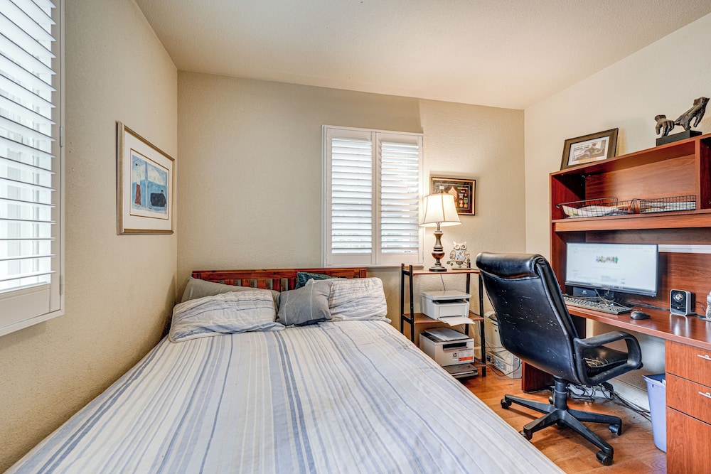 Walkable Miracle Mile Retreat w/ Peaceful Patio