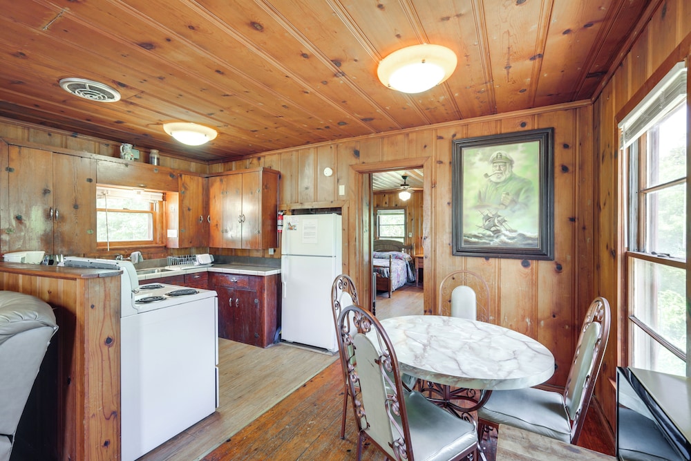 On-site Trails! Cozy Whitney Cottage 2 Mi to Lake