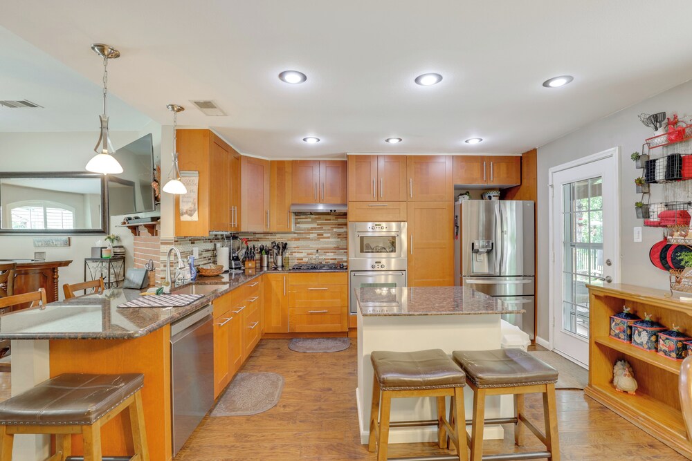 5 Mi to Lewisville Lake: Couple's Retreat w/ Yard