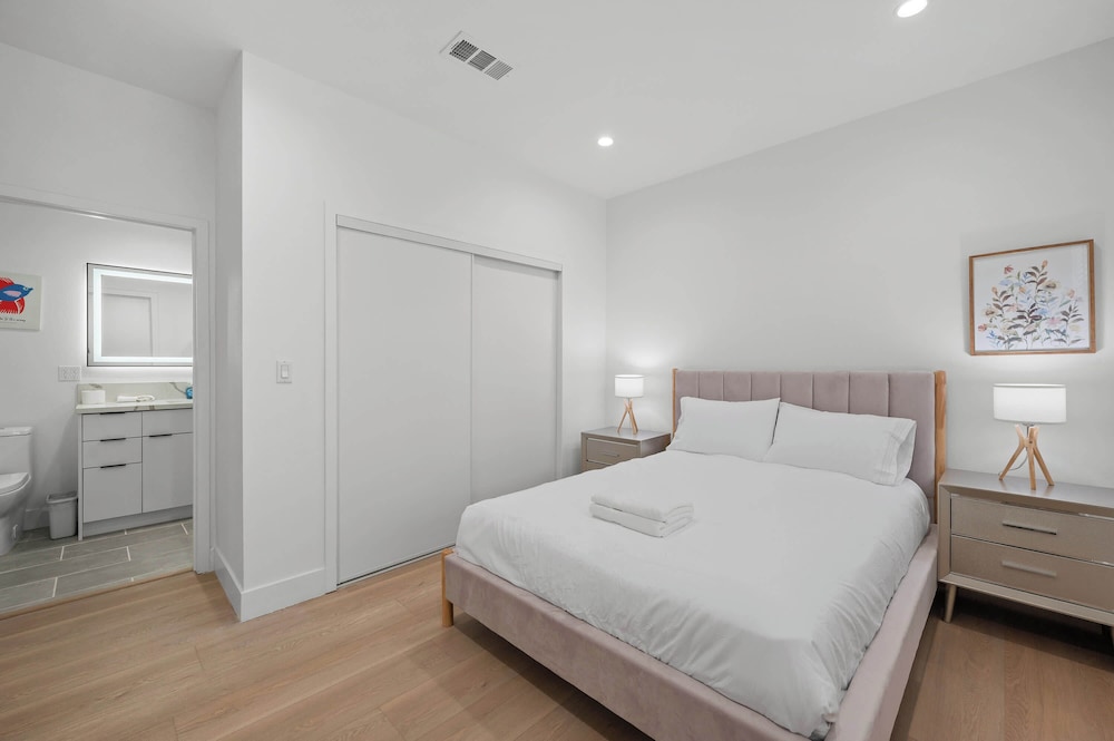 Not Affected by the Fire/modern Spacious Home With Parking & Fully Equipped Kitchen #3