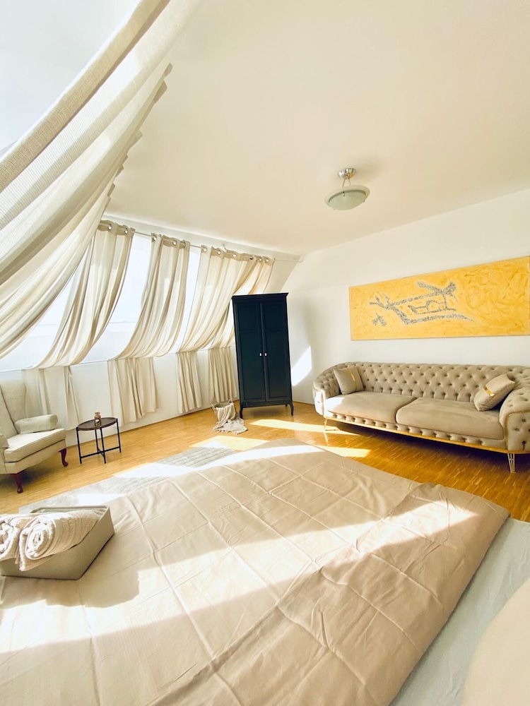 Comfy 3BR Apt With Living Room Balcony