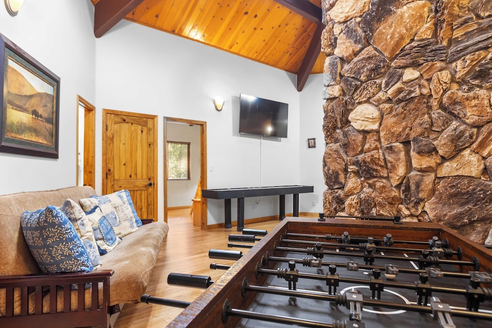 The Fairway Hideaway by Avantstay Game Room, Outdoor Dining & Near Lake Arrowhead