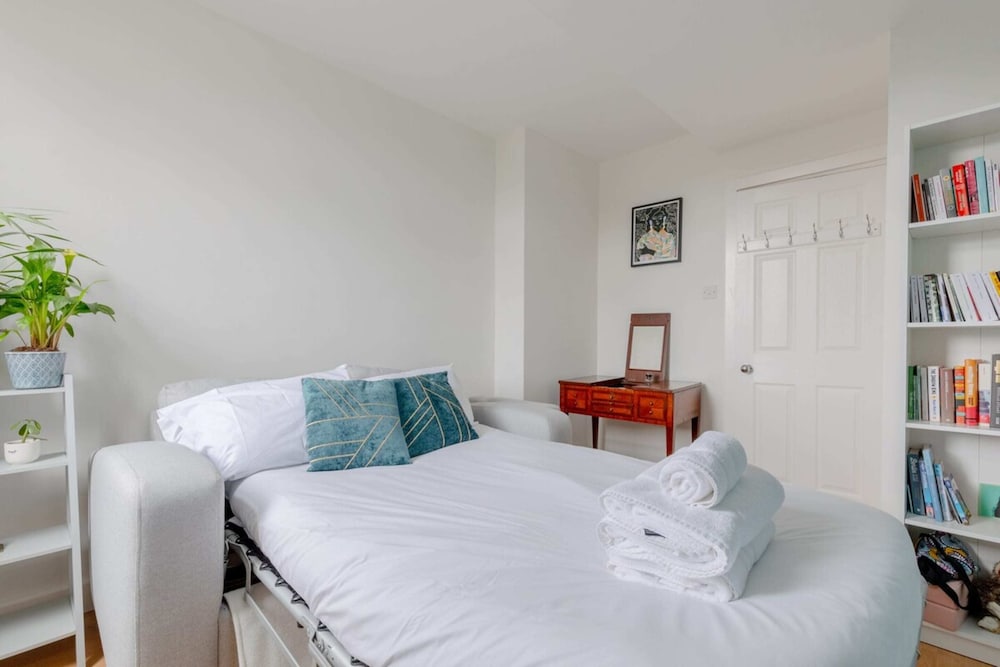 Scandi-style 2BD Maisonette W/garden Brick Lane!