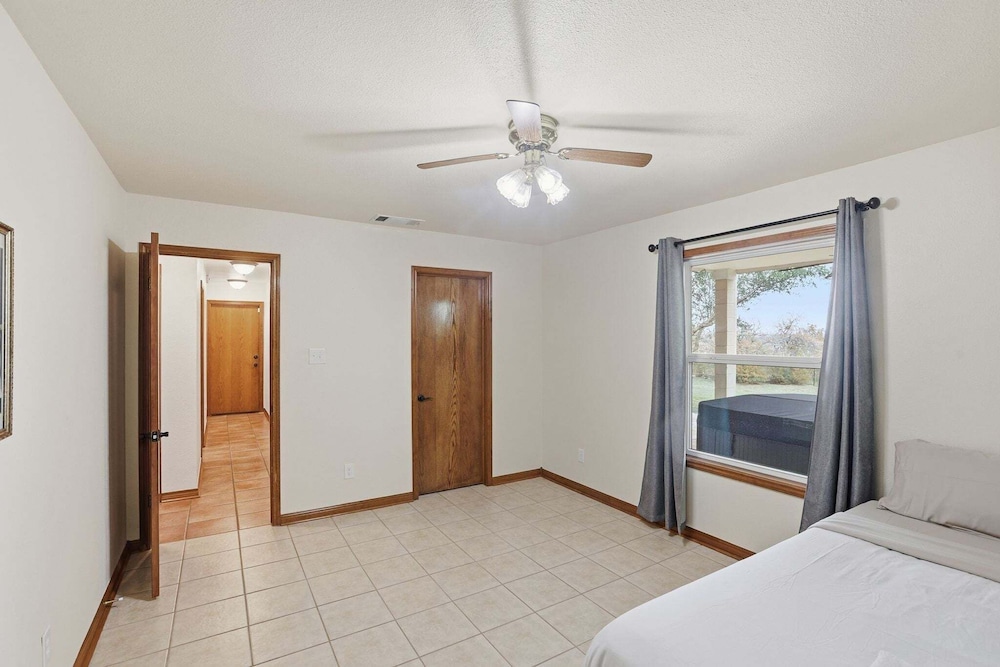 4br Leander Retreat With Hot Tub & Views 4 Bedroom Home