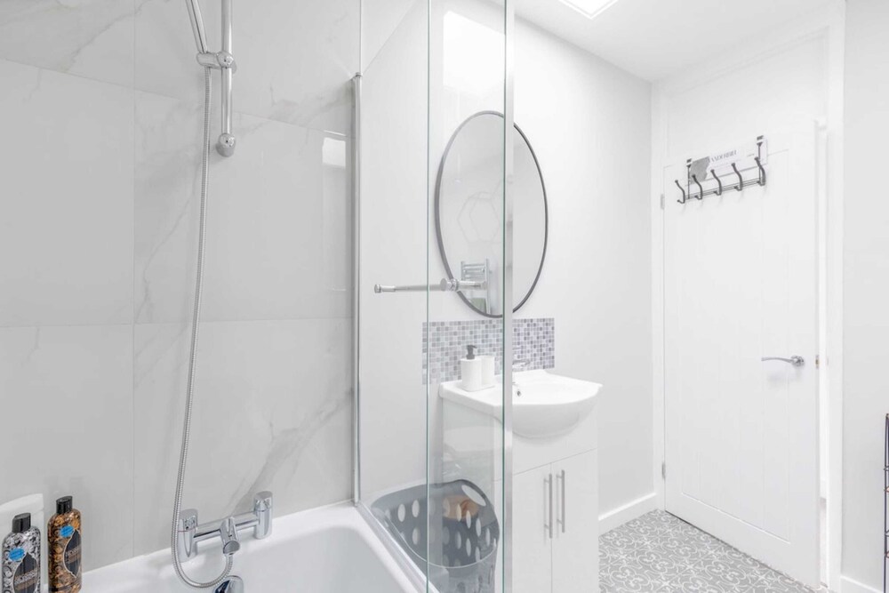 Newly Renovated 3BD Home, Islington!