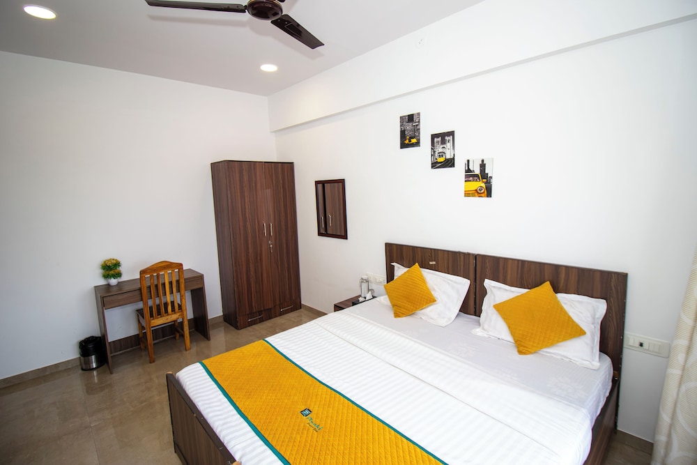 Pinaki Comfort Stay, Vile Parle - Near Airport