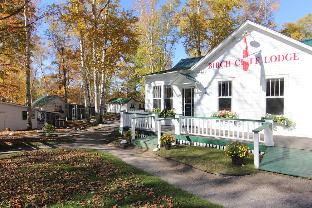 Birch Cliff Lodge on Baptiste Lake