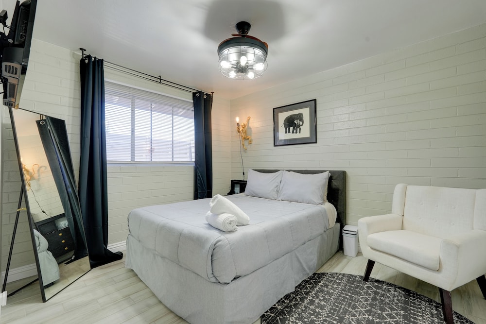 3 Mi to Roosevelt Row Arts District: Apt w/ Patio