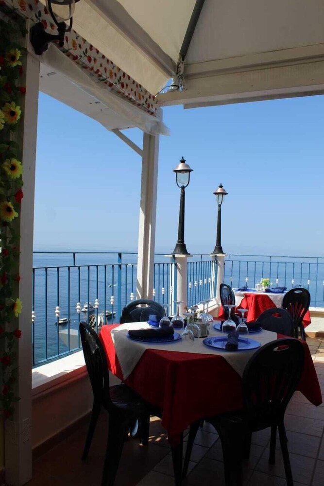 Sea Side Rooms en Scilla — dining