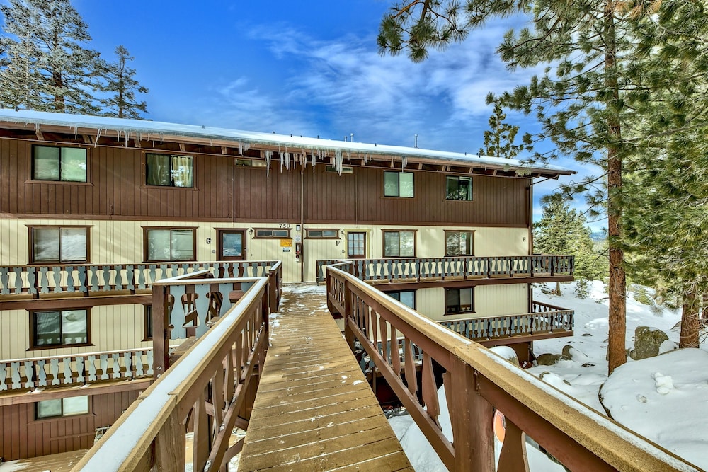 Hotel Amazing Lake View And Spacious 2 Bedroom Ski Cabin With Hot Tub And Pool Area