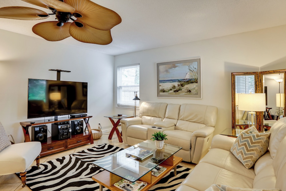 4 Mi to St Simons Beach: Home w/ Furnished Deck