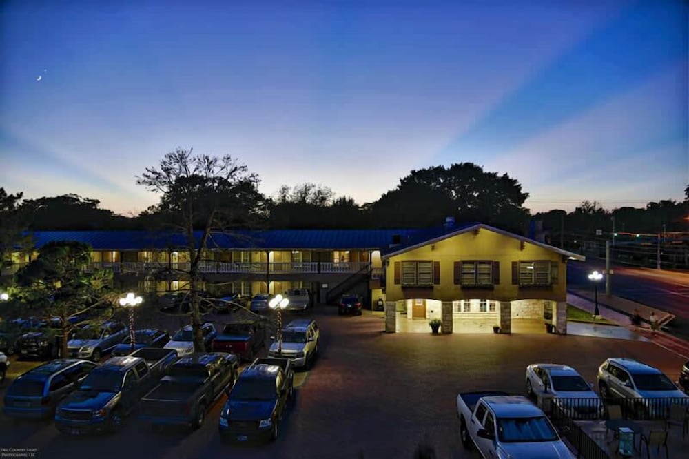 Hotel Sunday House Inn and Suites - Image 1