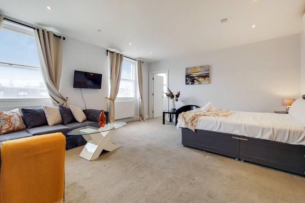 Fabulous Deluxe King Studio With Air-conditioning view 2