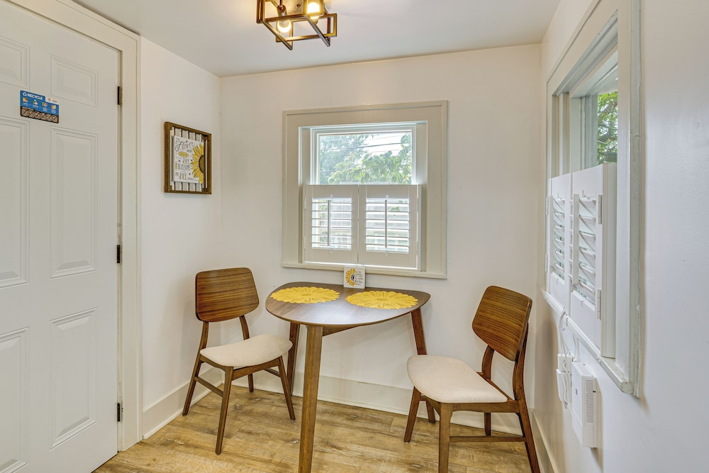 6 Mi to Arrowhead Stadium: Charming Home w/ Porch!