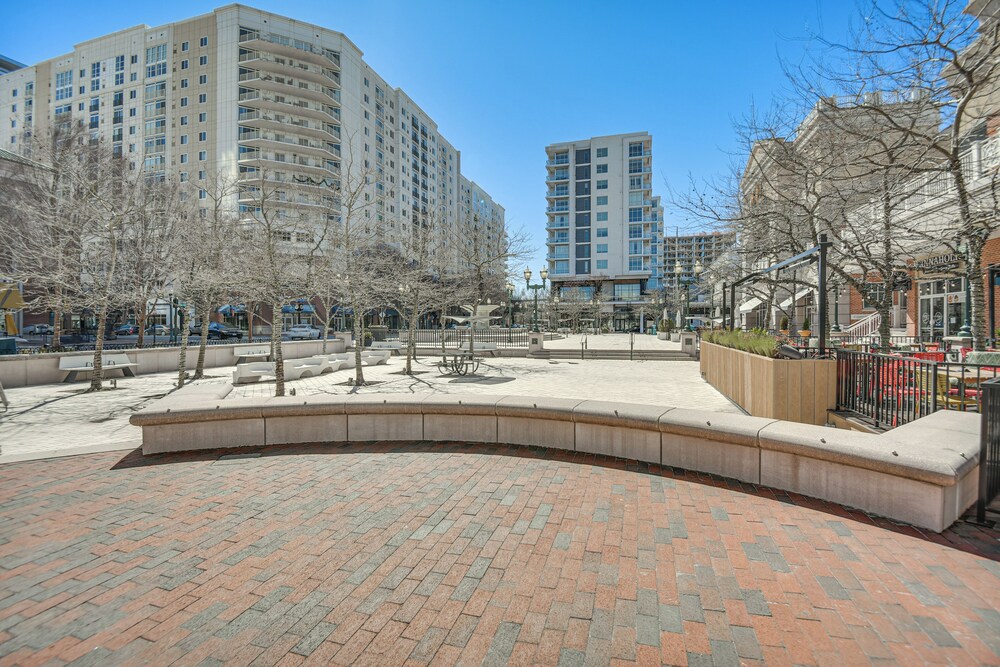 11 Mi to Virginia Beach Boardwalk: Studio Retreat!