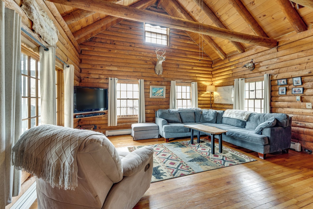 2 Mi to Lake Willoughby: Peaceful Log Cabin!