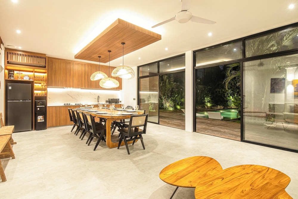 Opulent 5BR Modern Villa 400m From the Ocean