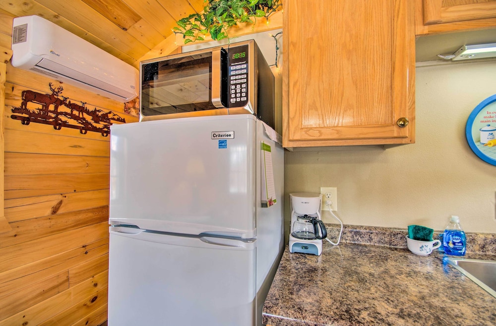 Creek Views & Grill: Idyllic Florence Cabin view 5