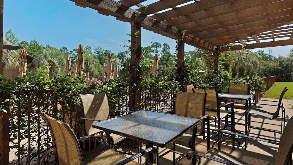 Coastal 3BR Condo With Pool & Shuttle : Snowbird Friendly!