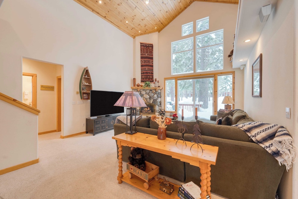 Pinewood Lodge by Avantstay Cozy Cabin Near Ski Resorts & Hiking