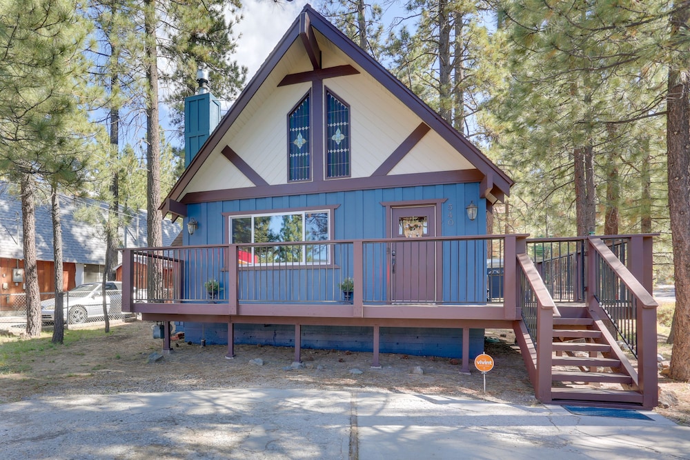 Cabin w/ Deck, Fire Pit & Big Bear Lake Access!