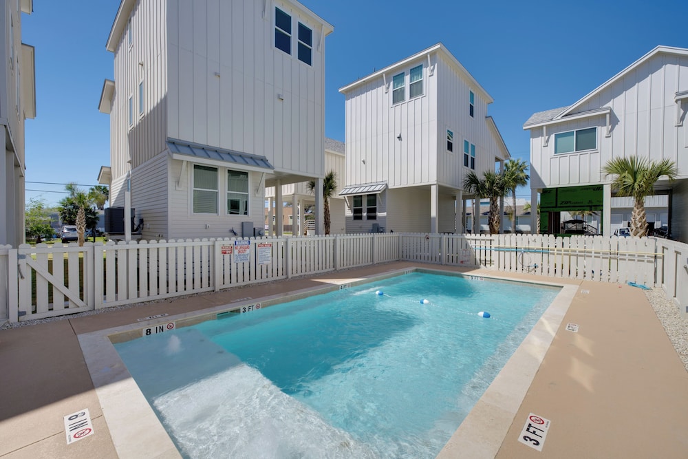 1 Mi to Beach: Home w/ Pool Access in Port Aransas