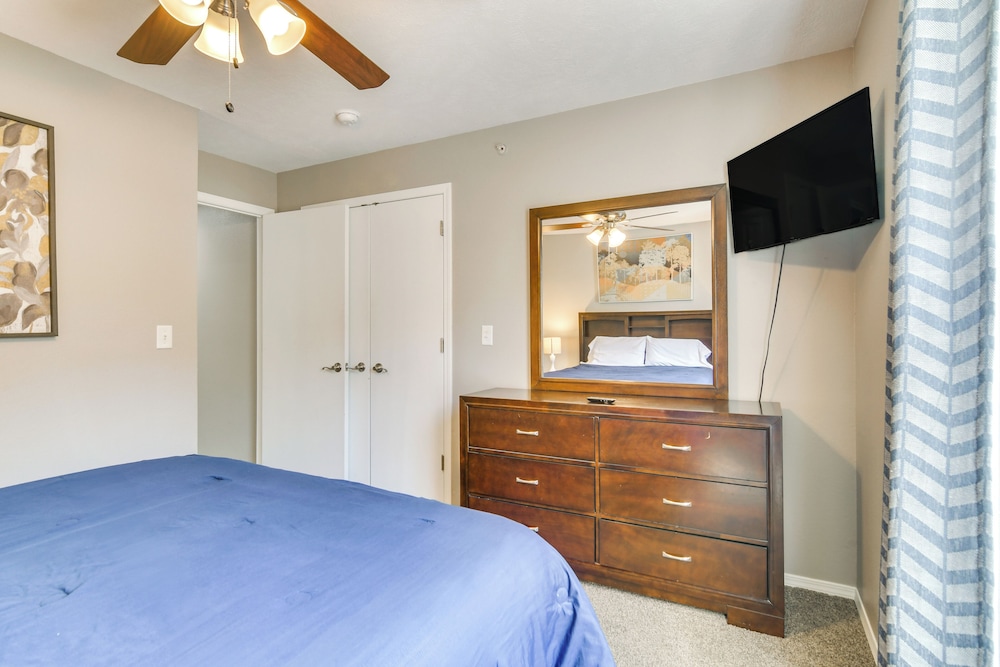 2 Mi to Table Rock Lake: Branson Condo w/ Balcony!