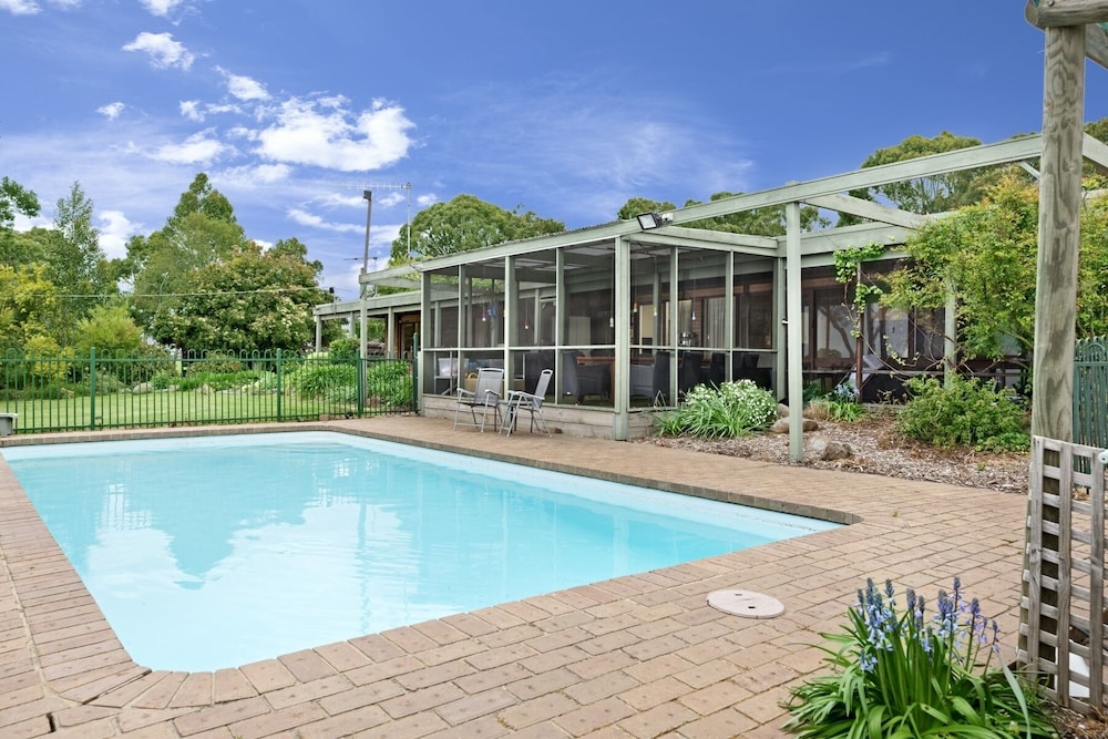 Gisborne Peak Winery Cottages