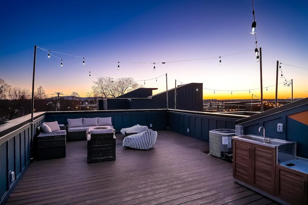 Hot Tub Game Room Rooftop Downtown Nashville