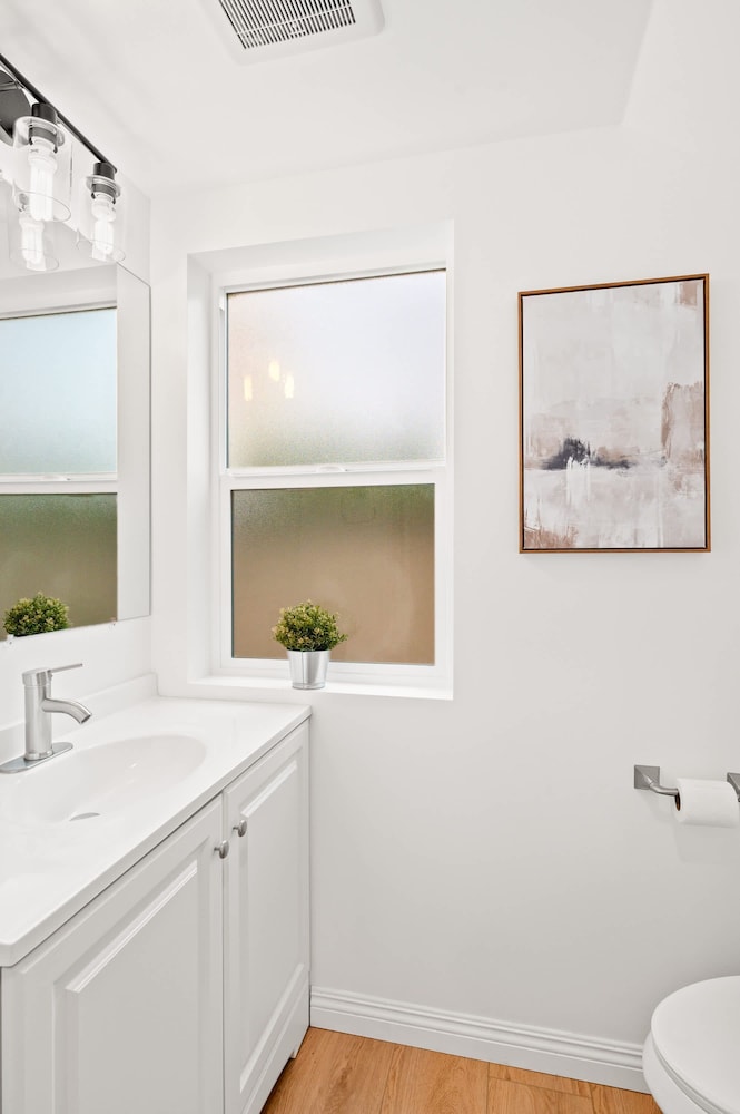 Cozy Modern Stay in Alhambra 30plus Days Welcome