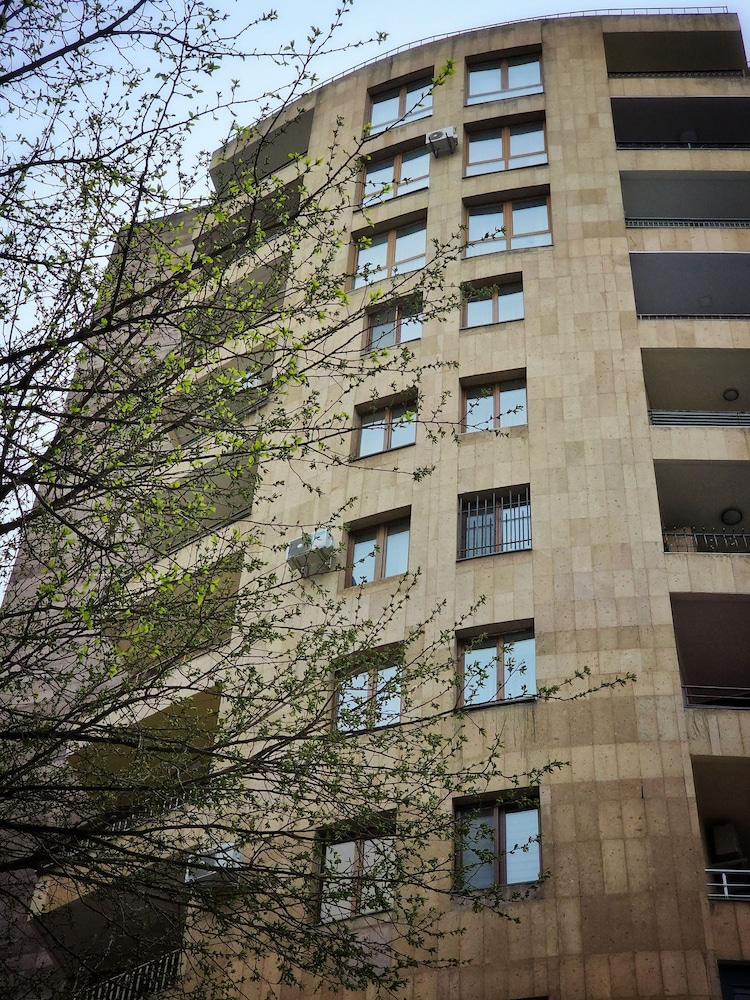 Chic 1BR Cascade Views and Near Opera