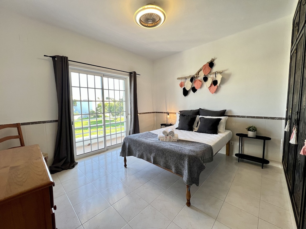 Pêra Stylish Villa With Pool by Homing