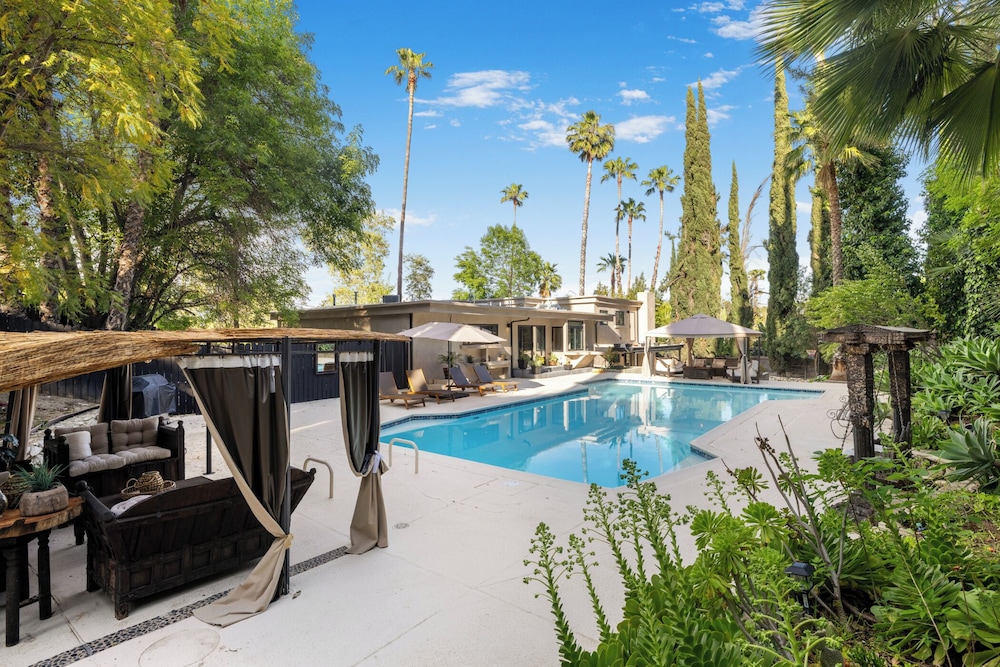 Del Campo Villa - 4BR Woodland Hills Gem With Pool and Cabana