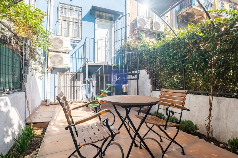 Flat With Backyard Near Taksim Square in Sisli