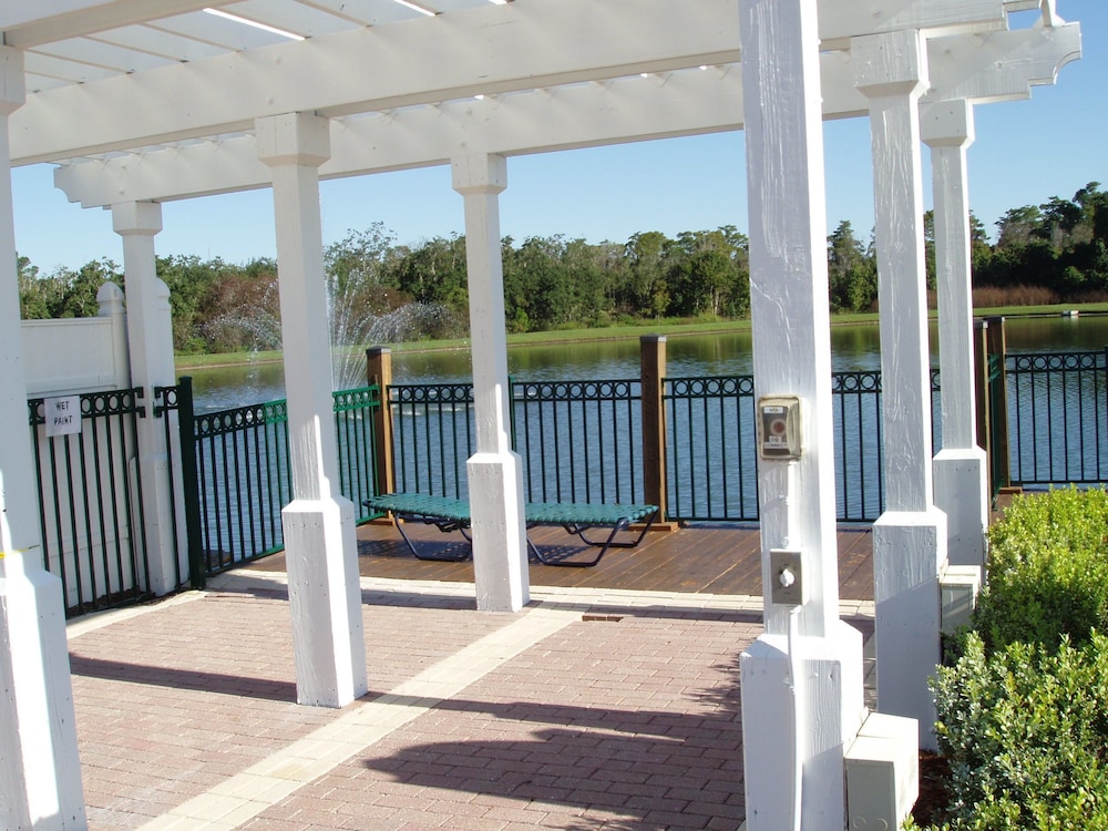 Near Theme Parks! Gorgeous 3 BR Town Home, Splash Park, Pool, Lake, And More!
