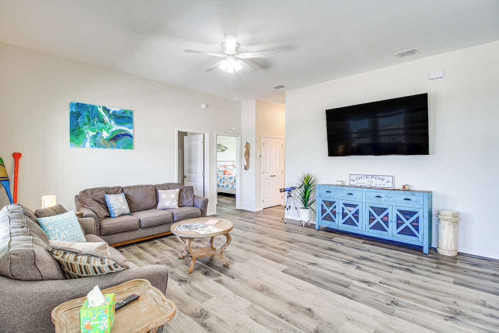 Walk to Water! Home w/ Pool Access in Rockport